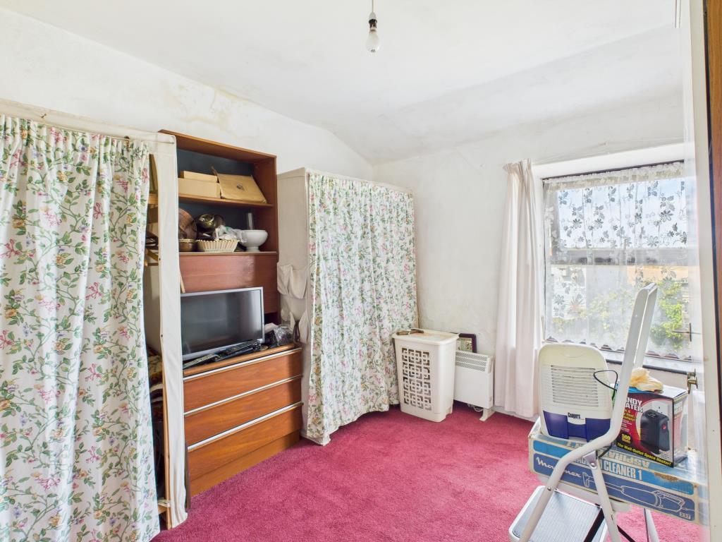 Lot: 74 - TWO-BEDROOM COTTAGE FOR UPDATING - Bedroom two